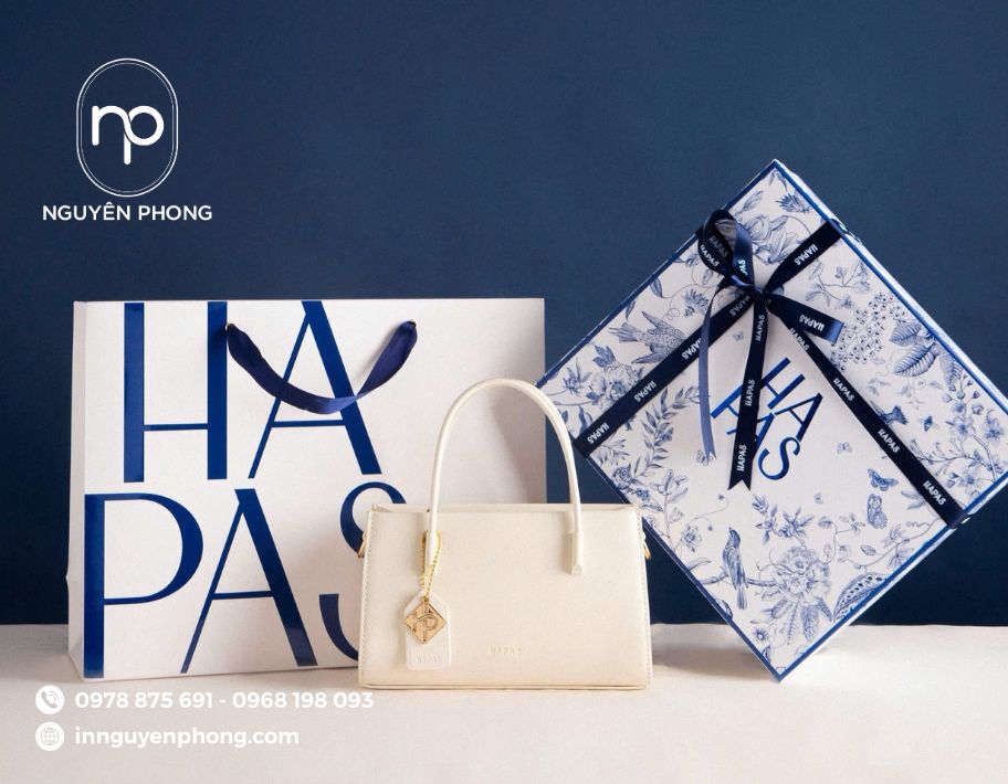 Logo công ty in trên hộp cứng đựng túi xách